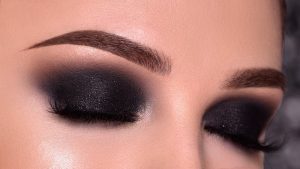 maquillaje para ropa negra