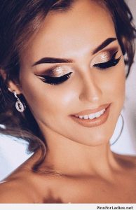 maquillaje negro con dorado
