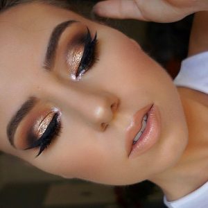 maquillaje negro con dorado
