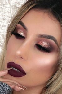 maquillaje negro con dorado