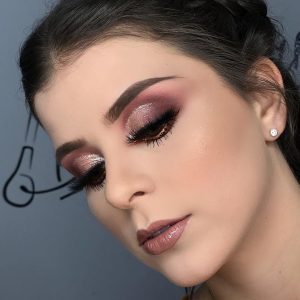 maquillaje negro con dorado