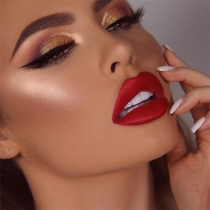 maquillaje negro con dorado