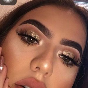 maquillaje negro con dorado