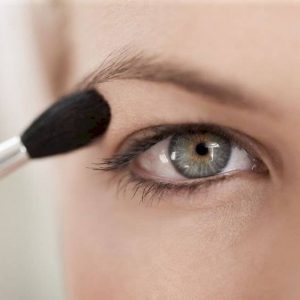 como maquillar ojos caidos