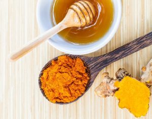 mascarilla con cúrcuma para desmanchar la piel